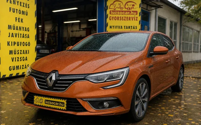 Rézszínű Renault esőcseppekkel és Luzso Car rendszámtakaróval az őszi műhelybejáratnál