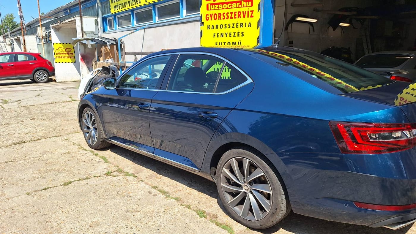 A kész Skoda Superb a Luzso Car műhely előtt